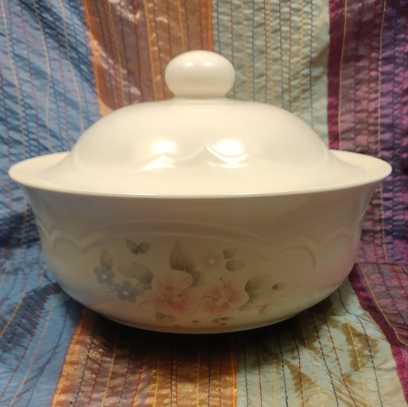 NWOT Pfaltzgraff Tea Rose Pattern Covered Dish - Picture 2 of 5